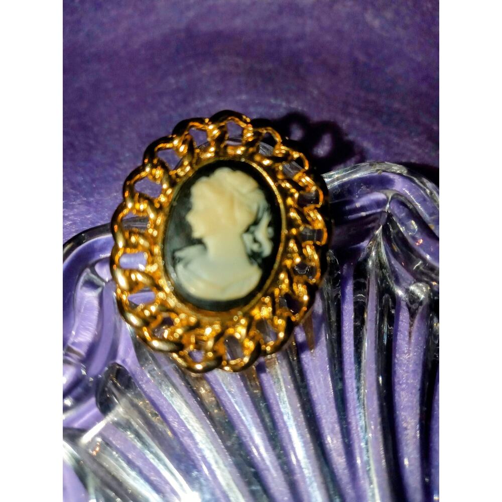 Vintage cameo brooch pin 1.25"x1" Gold Tone
